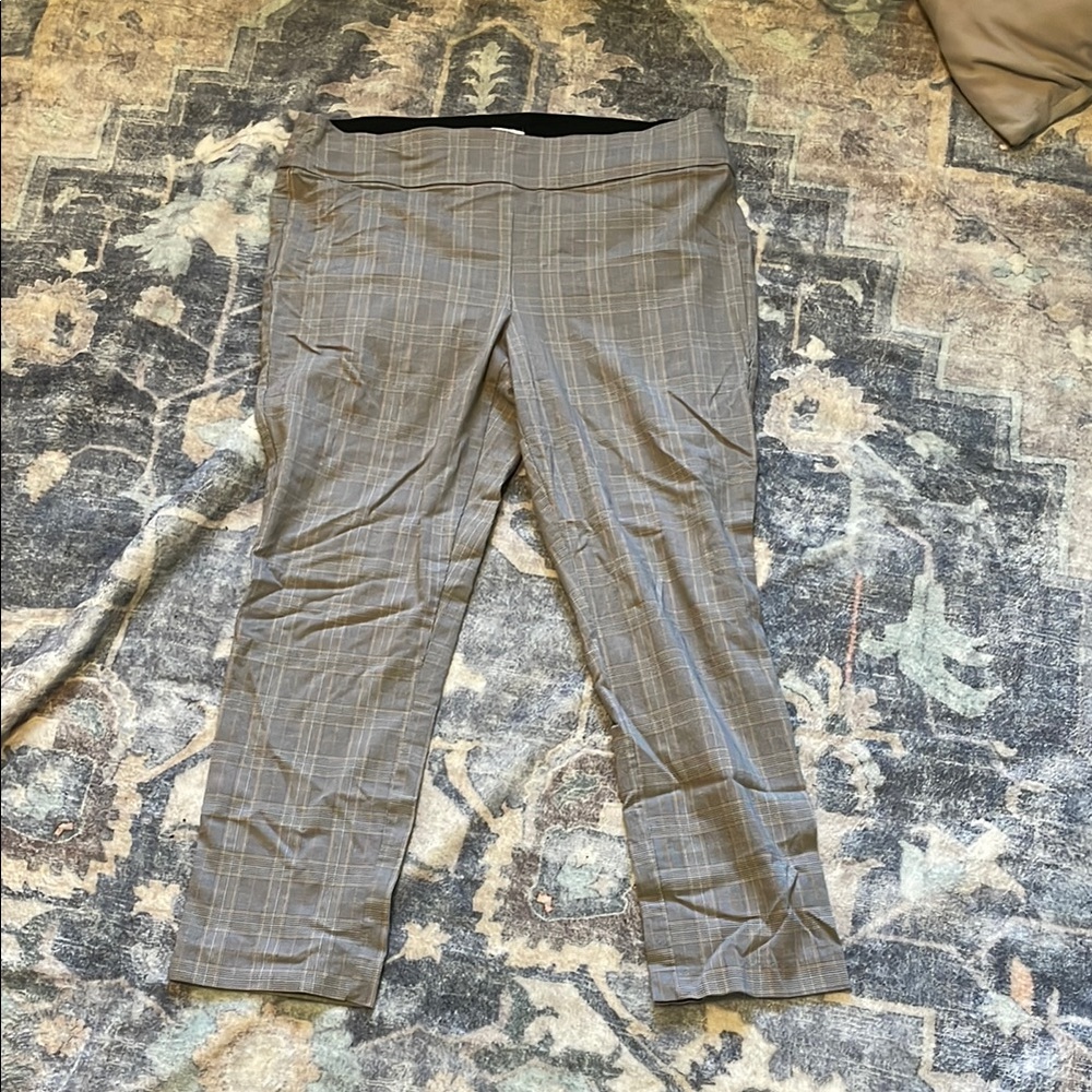 Chic Gray Plaid Women's Cropped Pants